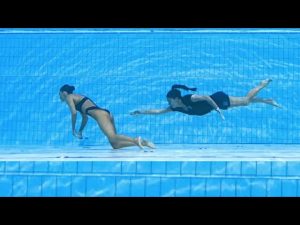Молодой пловец в воде