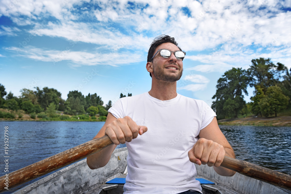 Мужчина плывет яхта