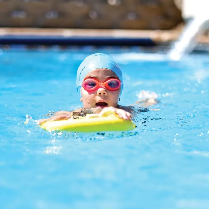 Пловец в очках и ластах