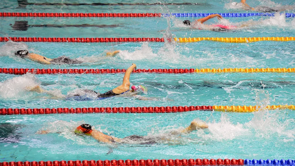 Команда пловцов в эстафете