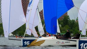 Яхтсмен на озере