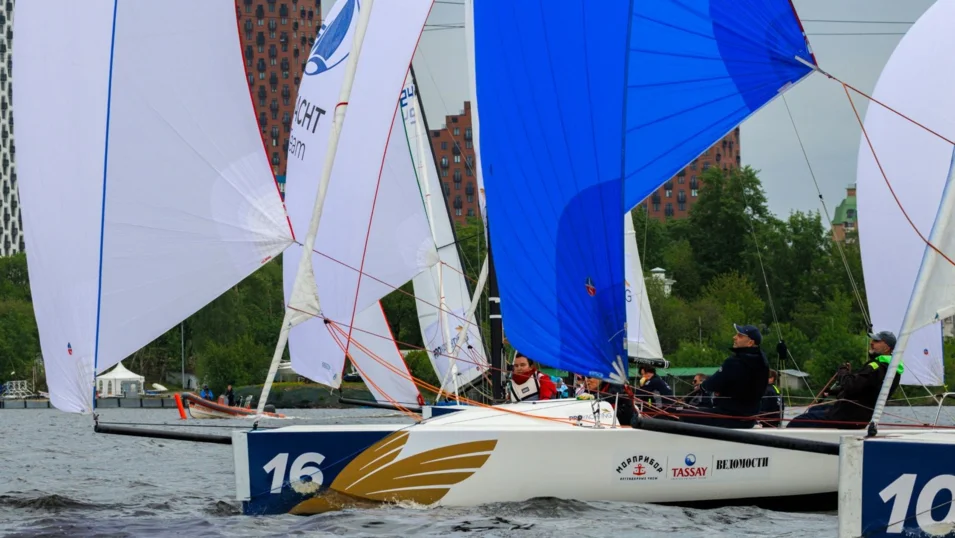 Яхтсмен на озере