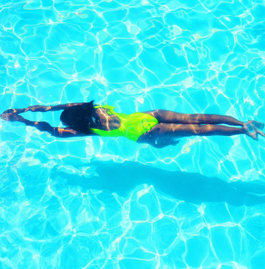 Пловец парит в воде