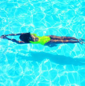 Пловец парит в воде